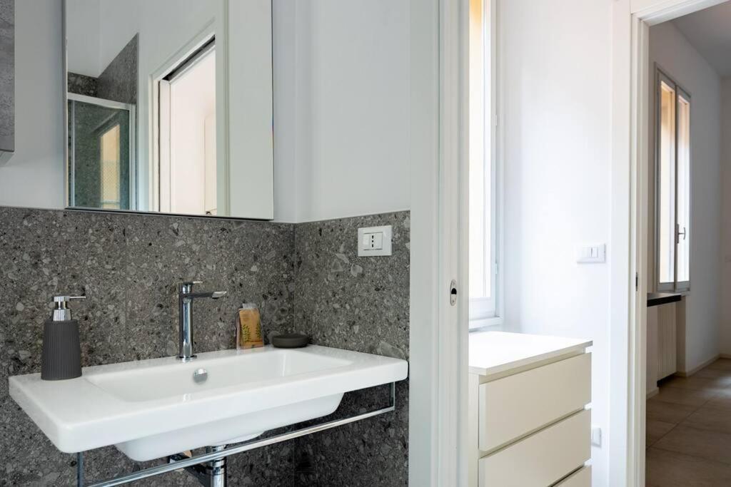 Apartment Isaia - 10 Minutes From Piazza Maggiore Bolonha Exterior foto